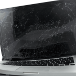 Cristal externo roto en tu MacBook: se ve, pero mejor no tocarlo (porque pincha)